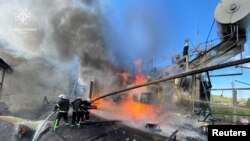 حکومتي کارکوونکي د اکتوبر پر ۱۰مه پر انفراسټرکچر د روسیې تر برید وروسته د اور وژنې پر مهال.