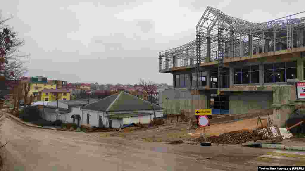 Поступово я підхожу до «витоку» балки Сарандінакі, що в районі 7-го кілометра Балаклавського шосе. Схили стають усе більш пологими і поступово зникають зовсім біля північного схилу висоти Горная