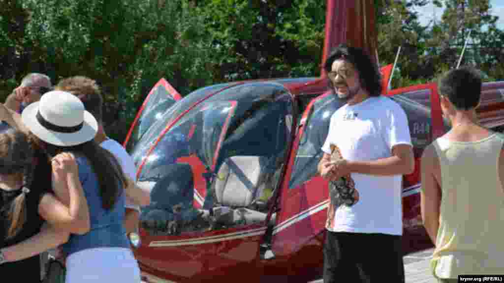 Олег Зубков отвозит Филиппа  Киркорова на вертолетную площадку, где певца уже ждет вертолет