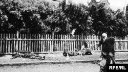Жертви голоду на вулиці Харкова, 1933 р. Фото інж. А. Вінерберга<br />(Фото з виставки «Розсекречена пам'ять: Голодомор 1932-1933 років в Україні в документах ГПУ-НКВД»Голодомор, голод, 1933)