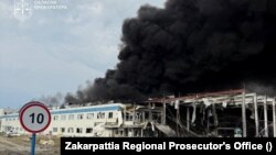 Пожежа на заводі американської компанії з виробництва електроніки Flex у Мукачеві після російського удару, 21 серпня 2025 року