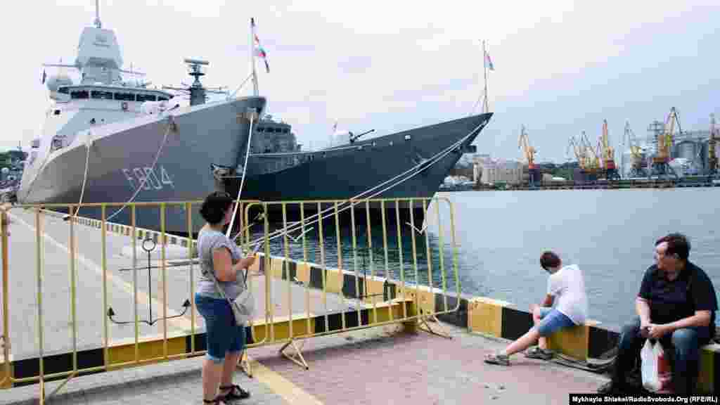 Еще за полчасаперед открытием кораблей для посещения, люди начали собираться – были туристы со всей Украины, из Германии, США и других стран