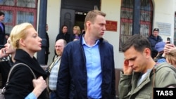 Алексей Навальный (слева) и Илья Яшин после слушаний по делу "Кировлеса" у здания суда в Кирове, апрель 2013 г.