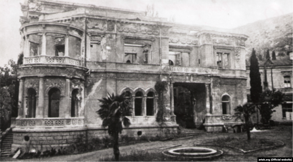 15 апреля 1944 года лагерь освободили. Однако корпуса детской здравницы были разрушены. На фото – один из корпусов лагеря после освобождения его от немецких захватчиков