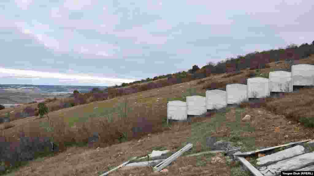 Ще одна видова ділянка на горі Аскети частково обгороджена парканом – за декілька десятків метрів від форту «Південний»