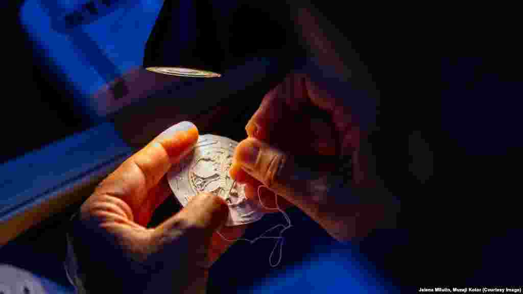 Način izrade dobrotske čipke, iglom i koncem, žene iz Boke Kotorske su prenosile s koljena na koljeno. Posljednjih decenija to znanje i vještinu prenosi Kotoranka Nadežda Radović polaznicama radionica, koje organizuju kotorski Muzeji, na kojima su i nastale minijature od čipke za muzejske suvenire.