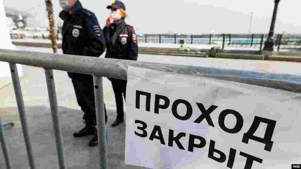 Російська поліція вивісила табличку «Прохід закритий» на одній частині набережної Ялти