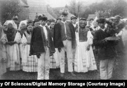 Свадебная церемония на фотографии, найденной в личном архиве Федора Вовка