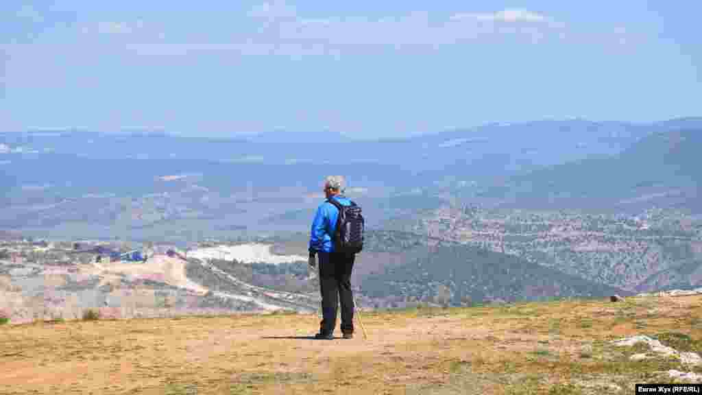 Самотній турист дивиться у бік кар'єру Балаклавського рудоуправління