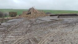 Як шаҳрванди Тоҷикистон мегӯяд, хонаашро мақомоти қирғиз чаппа кардаанд Як шаҳрванди Тоҷикистон мегӯяд, хонаашро мақомоти қирғиз чаппа кардаанд