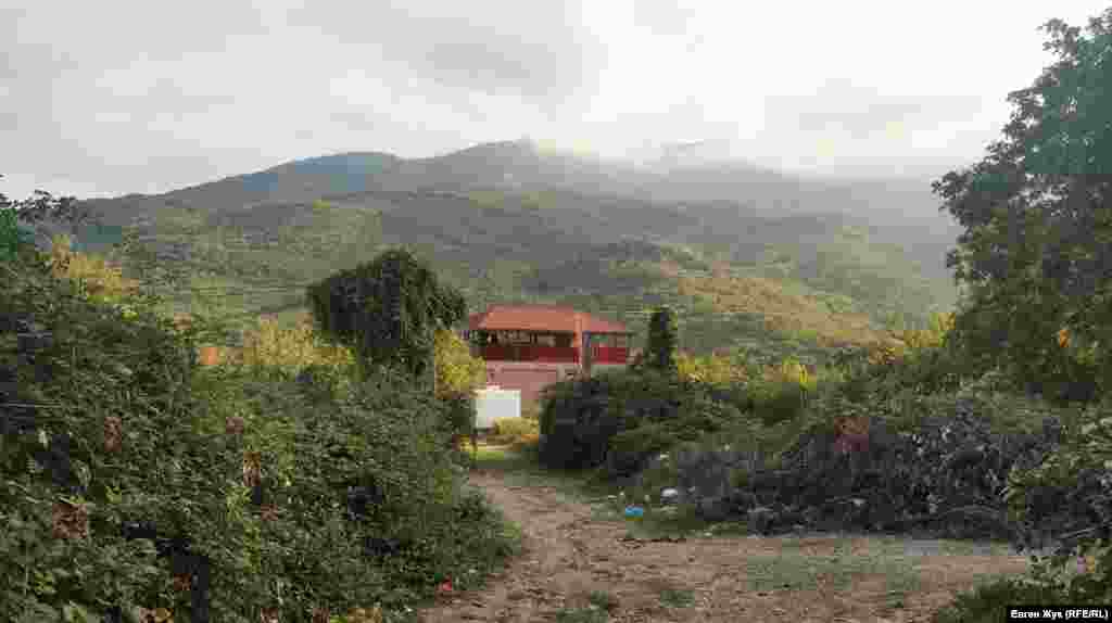 Попри те, що інфраструктура вже подекуди "дірява", природа у Розовому вражає своєю красою 