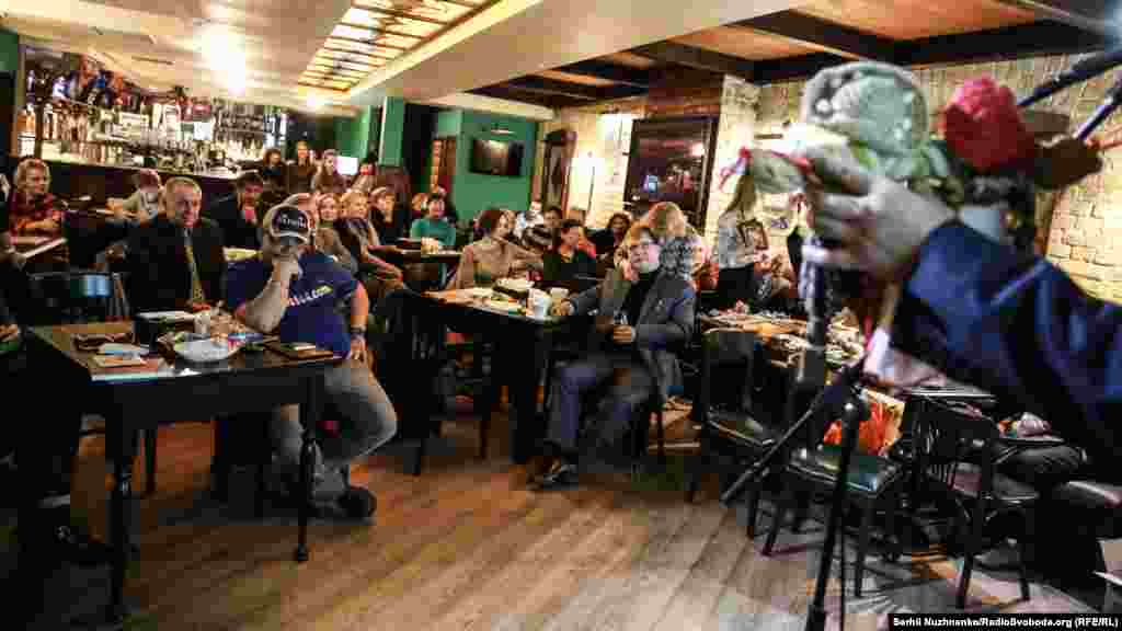 Всі виручені кошти від аукціону будуть передані сім'ям політв'язнів