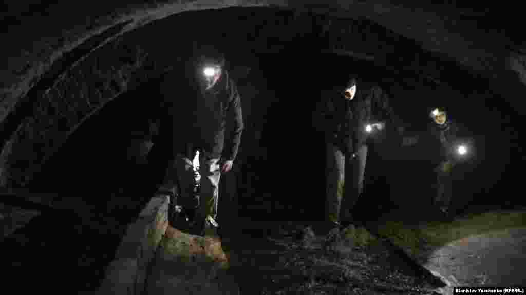 Екскурсія триває півтори-дві години. У деяких місцях стеля опускається досить низько, змушуючи відвідувачів пригинатися.