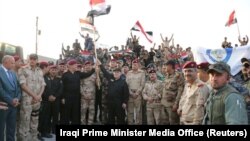 Премьер-министр Ирака Хайдар аль-Абади держит в руках государственный флаг