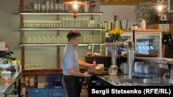 Працівники ресторану не прикривають свої обличчя масками чи респіраторами