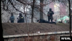 Спецпризначенці ведуть вогонь по учасниках протесту. Київ, 20 лютого 2014 року