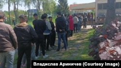 Очередь за едой в миграционном хорватском лагере в Порине.