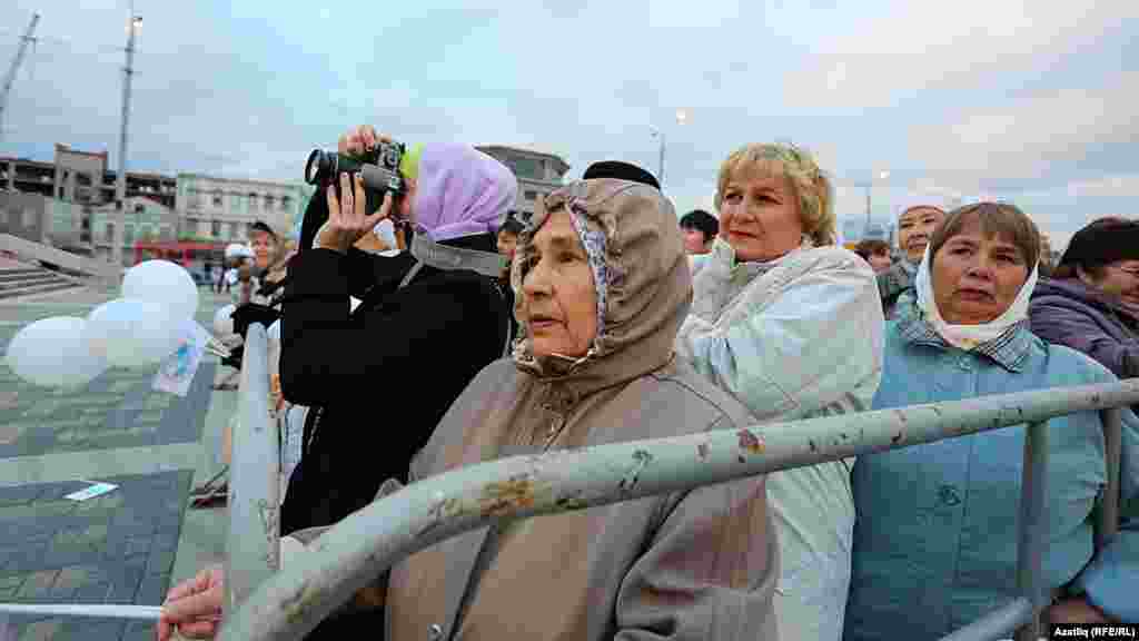 Камал театры каршында яңа сезон ачу тантанасы 