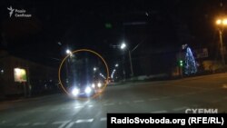 Автомобілі один за одним їдуть зустрічати президента