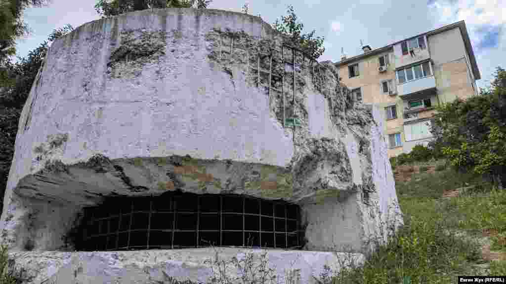 ДОТ №13 в Інкермані. ДОТи будувалися з монолітного або збірного залізобетону, каменю на розчині, залізних балок з арматурою і броньових закриттів». В околицях Севастополя – десятки вцілілих довготривалих вогневих точок, але є такі й серед житлових кварталах