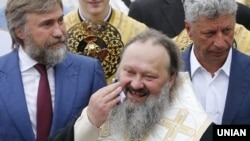 Намісник Києво-Печерської лаври митрополит УПЦ (Московського патріархату) Павло (Лебідь) і народні депутати від «Опоблоку» Вадим Новинський (ліворуч) і Юрій Бойко (праворуч). Київ, 27 липня 2017 року