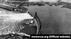 Підірвана в серпні 1941 року ДніпроГЕС без попередньої евакуації населення, в результаті чого, за деякими підрахунками, загинули десятки тисяч цивільних людей