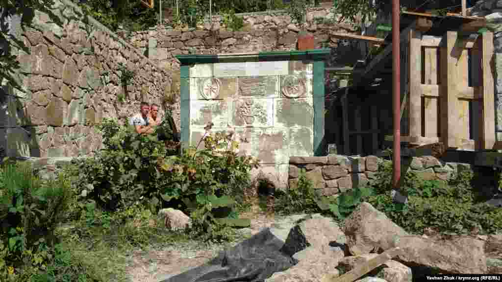 Пам'ятник історії – кримськотатарський фонтан Омюр-Чешме. Його зараз реконструюють, але води цього року в джерелі немає