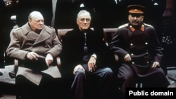 Уинстон Черчилль, Франклин Рузвельт и Иосиф Сталин на Ялтинской конференции (Крым, Ливадия, февраль 1945 года)