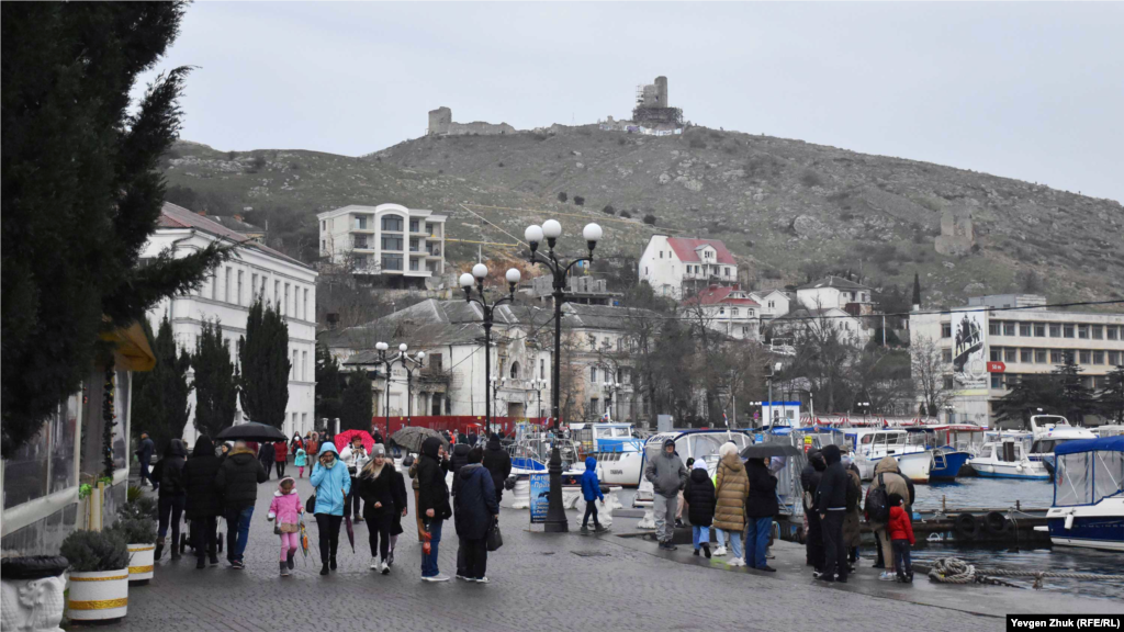 Попри дощ, на набережній багато людей – свято є свято