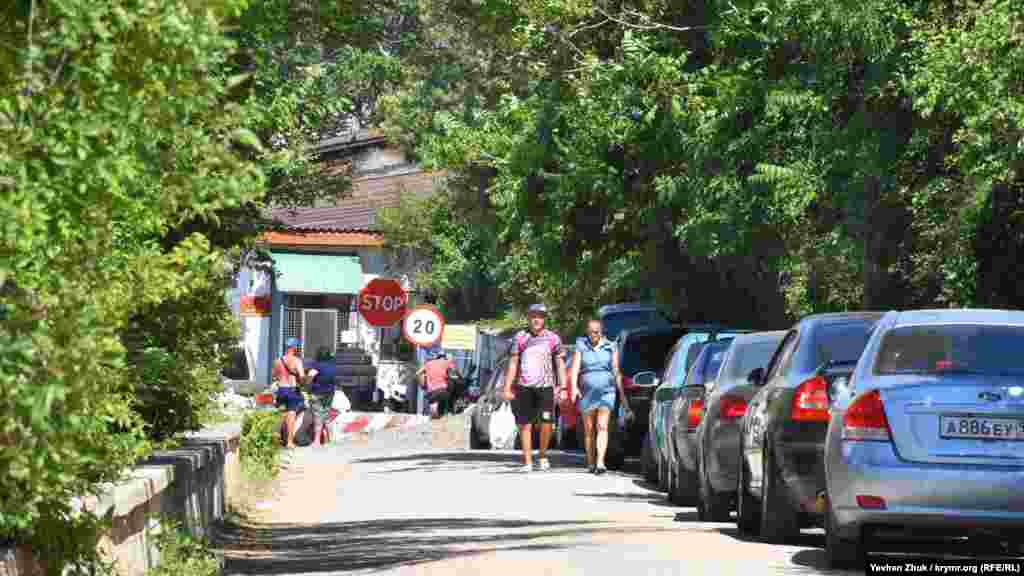 Прохід на піщаний пляж – поруч з воротами російської військової частини