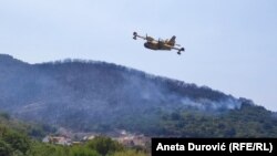Kanader iz Hrvatske u gašenju požara iznad Buljarice