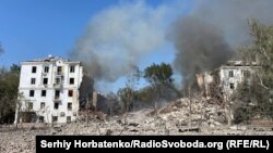 Зруйнований російською авіабомбою будинок у центрі Краматорська, 31 липня 2025 року