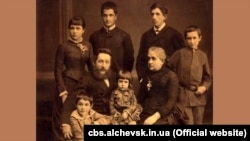 Родина Алчевських: у центрі – Олексій Алчевський (1835–1901), Христина Алчевська (1841–1920); зліва-направо – Іван (сидить), Ганна, Григорій, Дмитро, Микола; на колінах – наймолодша донька Христя. Фото 1880-х років