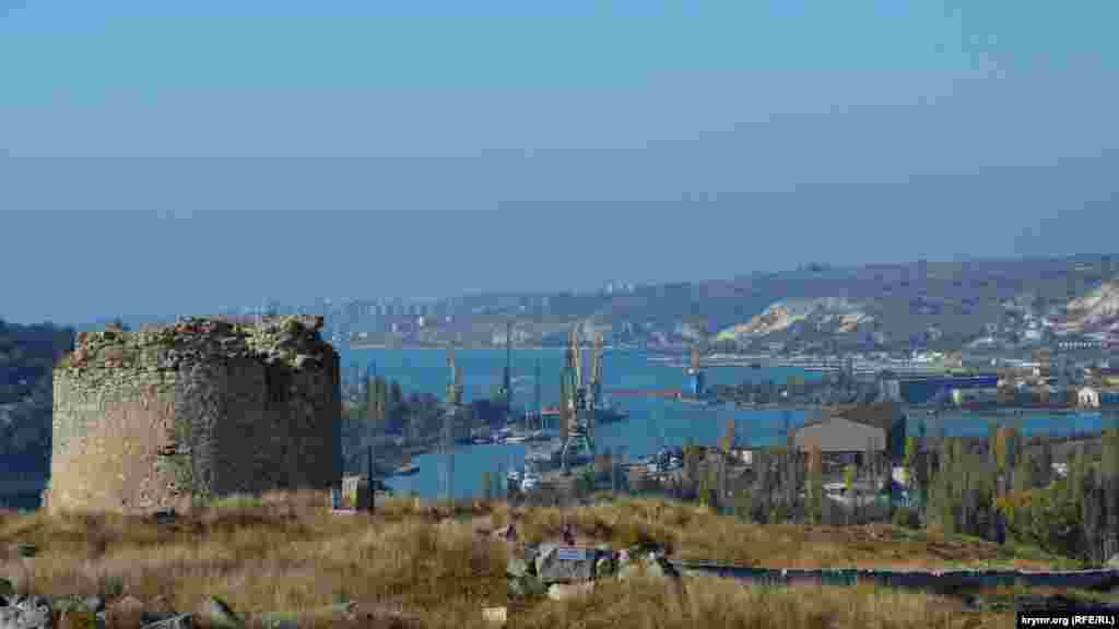 Ее начали строить в VI веке при византийском императоре Юстиниане I, укреплявшем форпостами границы империи в Северном Причерноморье. Первоначальное название крепости неизвестно. На венецианской морской карте XIII века пункт в конце Северной бухты назван Газария, на генуэзской 1318 года – Каламита. В 1427 году правитель крымского княжества Феодоро князь Алексей на руинах крепости VI века возвел новую. Она состояла из шести башен, соединенных четырьмя куртинами, три из которых не сохранились