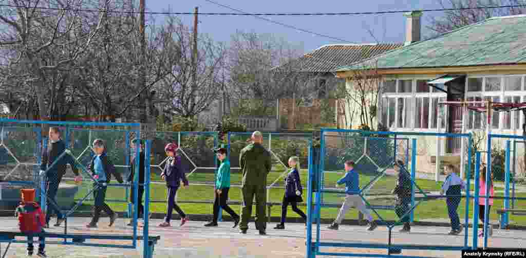 У Вербну неділю козача община Лучистого  влаштувала на очах туристів стройової тренаж для юних сільчан.  Дітей, виявляється, готували до чергових дорослих козачих «забав»