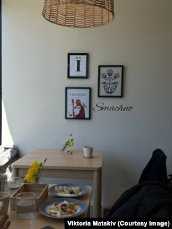 Українське кафе «kolo», де є ілюстрація переселенки