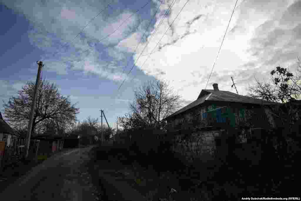 Село Катеринівка тепер поділене на дві частини. За умовами розведення, одна сторона вулиці у Катеринівці тепер, так би мовити, «українська», інша – «сіра»