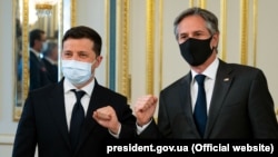 Державний секретар США Антоні Блінкен і президент України Володимир Зеленський позують для фотографії під час зустрічі в Києві, 6 травня 2021 року