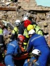 Echipele de salvare caută supraviețuitori după atacurile Rusiei asupra Kievului din 28 august Echipele de salvare caută supraviețuitori după atacurile Rusiei asupra Kievului din 28 august