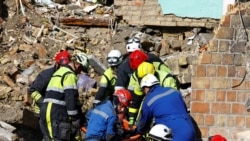Echipele de salvare caută supraviețuitori după atacurile Rusiei asupra Kievului din 28 august Echipele de salvare caută supraviețuitori după atacurile Rusiei asupra Kievului din 28 august