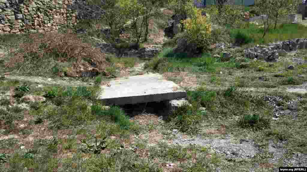 Дном Докового яру проклали русло дощові води, в деяких місцях видно «озера» засохлого бруду. Через природний водостік у багатьох місцях влаштовані містки. Саморобні, де з бетонної плити, а де просто із дощок