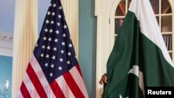 د پاکستان او امريکا د ملي بیرغونو انځور.