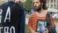 Участник пикета в Москве с портретом Ильи Бородаенко, погибшего при нападении на лагерь экологов в Ангарске. (Фото 2006 года)