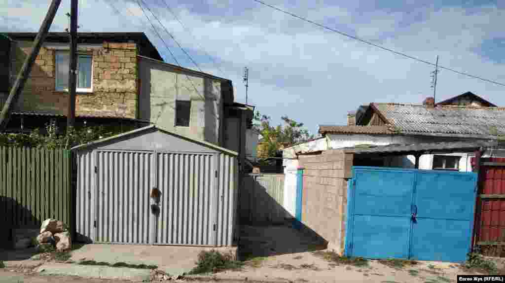 Тротуари на вулиці Папаніна є не скрізь – їх з'їли паркани, гаражі та палісадники, тому пересуватися доводиться проїжджою частиною. Та рух тут не дуже жвавий. За технопарком є відгалуження у бік Ушакової балки – це єдина дорога, якою туди можна проїхати