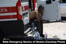 Un bărbat rănit vorbește cu cineva apropiat după un atac rusesc cu rachete, în regiunea Dnipropetrovsk, Ucraina, 24 iunie 2025.