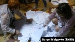 Подсчет голосов на выборах в Госдуму России на территории Крыма, иллюстрационное фото