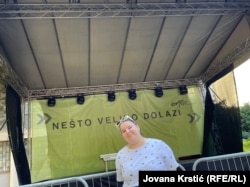 Studentkinja Jelena Stanković ispred bine koja je postavljena u okviru festivala "Leto na kampusu" koji su organizovali studenti u blokadi, 24. avgust 2025.