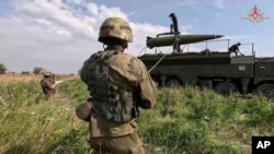 Российские военнослужащие загружают ракету «Искандер» на мобильную пусковую установку во время совместных российско-белорусских военных учений в неназванном месте в Калининградской области России, 15 сентября 2025 года