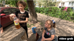 Онучки Людмили Трубей - Саша і Даша, яких жінка вивезла з окупації