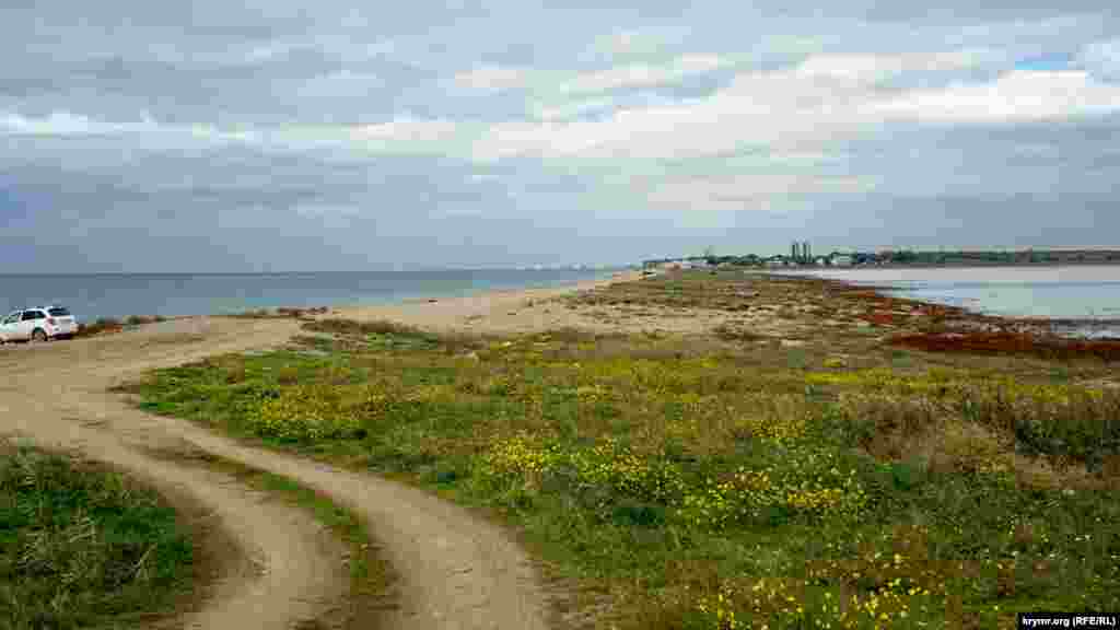 Узкая пересыпь между Каламитским заливом Черного моря и Богайлы. От села до моря –около 2 километров